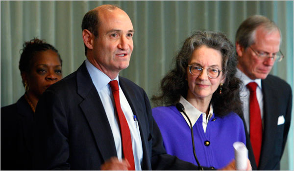 Peter O'Neill och Neva Rockefeller Goodwin på Exxons bolagsstämma.