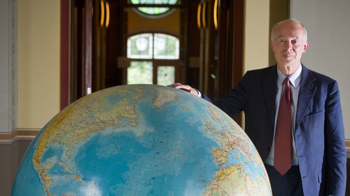 Rockefeller och klimathotet - Del 7 - Global Warning 5 Hans Joachim Schellnhubers (1950-) lägger sin hand över världen