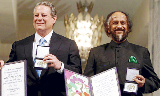 Al Gore och Rajendra Pachauri (IPCC) mottar Nobels Fredspris 2007. 